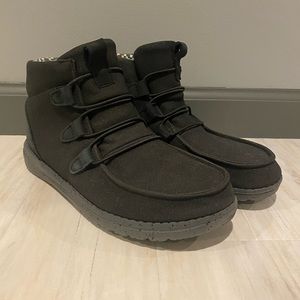 Size 8 women’s Hey Dudes
